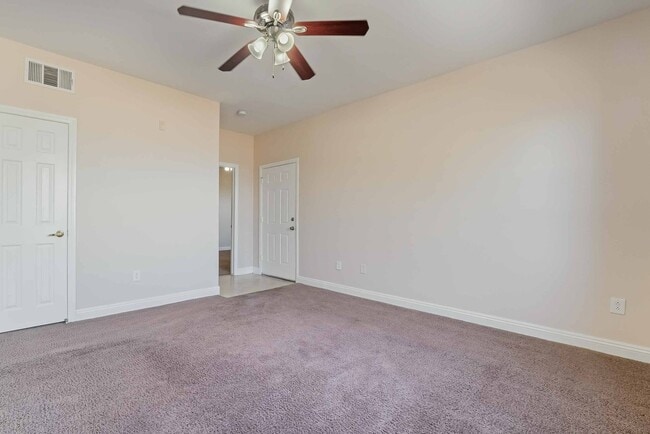 Building Photo - Beautiful Condo with Spacious Layout!