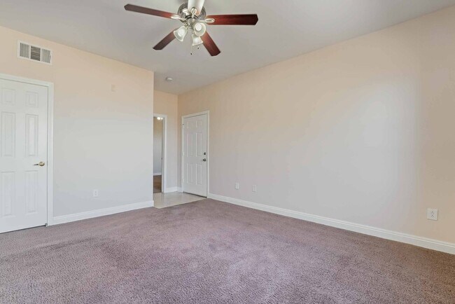 Foto del edificio - Beautiful Condo with Spacious Layout!