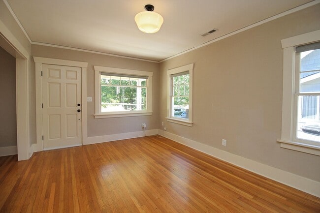 Building Photo - Adorable Updated Arbor Lodge 2 Bedroom Bun...