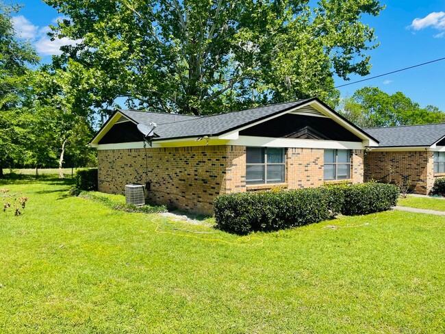 Building Photo - Spacious Duplex just north of I10 and Monroe