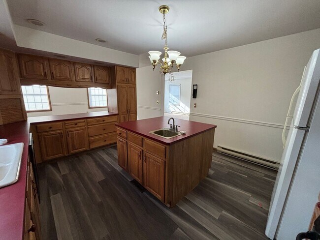 Foto del edificio - Spacious Three Bedroom Home with Central Air