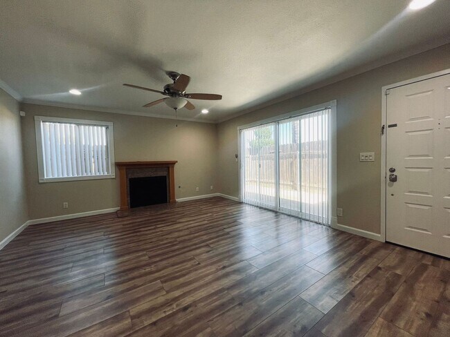 Building Photo - Feels Like a House! Lives Like a Dream!