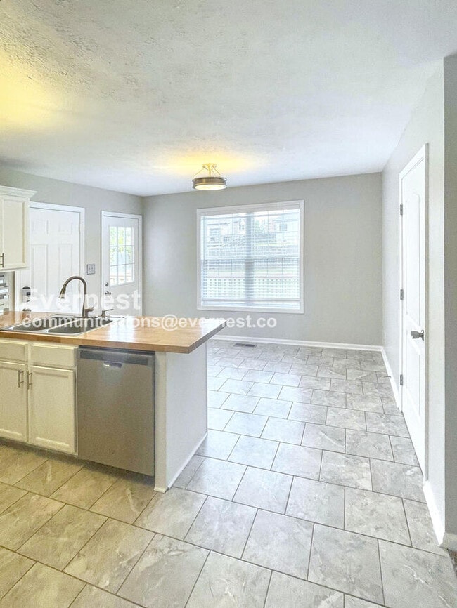 Building Photo - 1533 Apache Way
