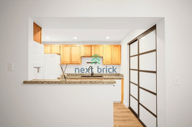 Building Photo - Charming 2 Bedroom 1 Bathroom Condo!