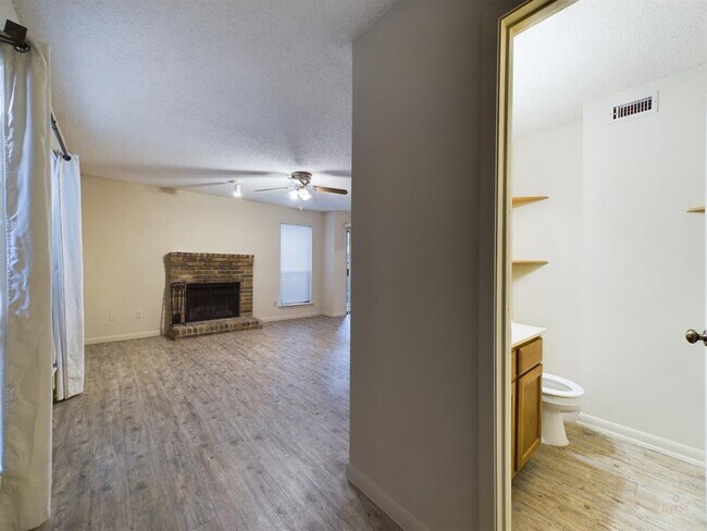 Building Photo - 8502 Lyndon Ln