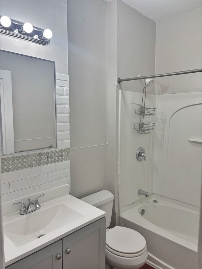 Foto del edificio - Spacious 5-Bed, 1-Bath, 1,890 sqt