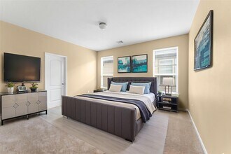 Building Photo - 12055 Main Oak St