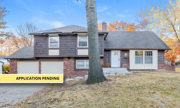 Primary Photo - Beautiful 4 Bed 2.5 Bath Overland Park Home