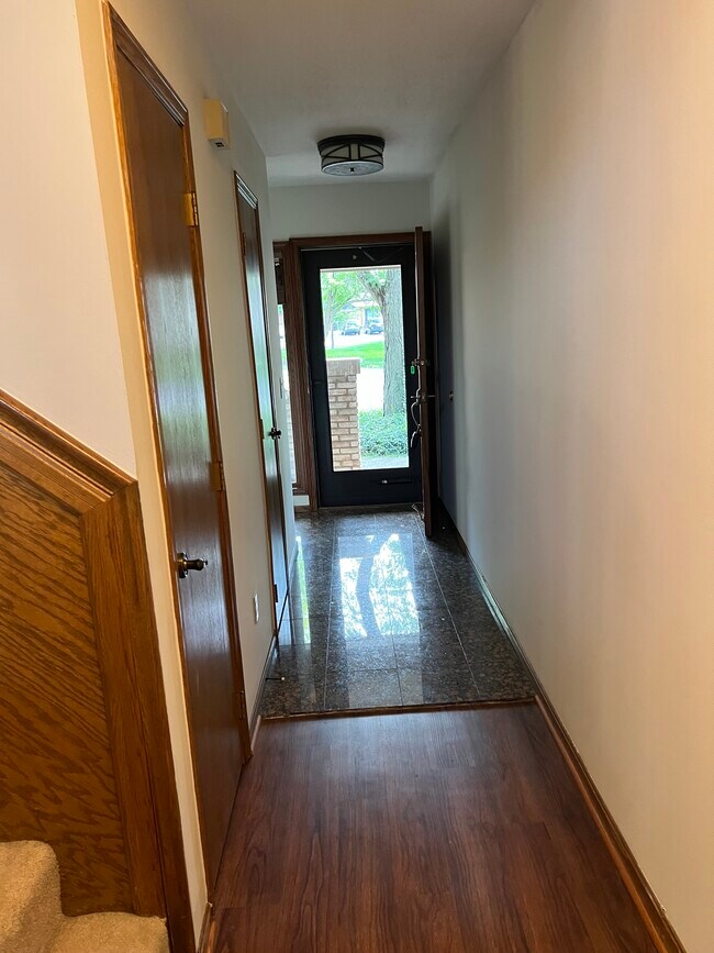 Building Photo - 4611 Sandringham Dr