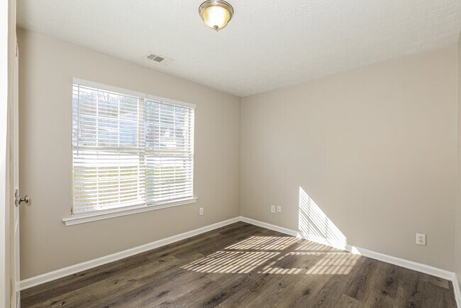 Foto del edificio - 587 Rosewood Cir