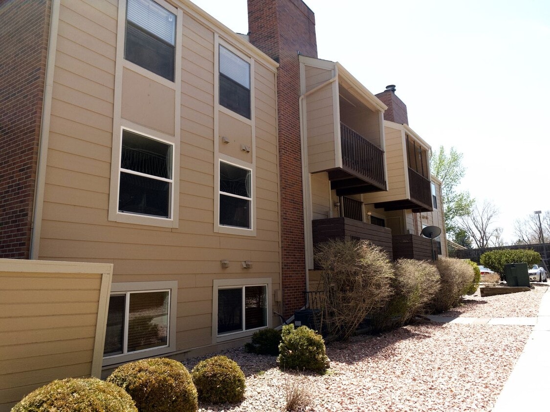 Primary Photo - Evolve Real Estate: 2 Bedroom Condo in Aur...