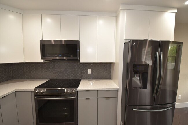 Foto del edificio - Stunning 2-Bedroom, 2-Bathroom Condo Located at The Lakes!