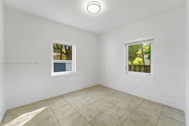 Foto del edificio - 570 NW 49th St