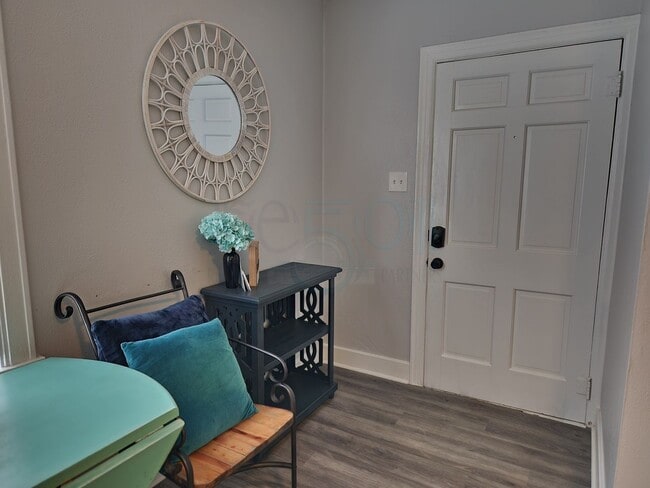 Building Photo - Cozy Apartment located near UAMS!