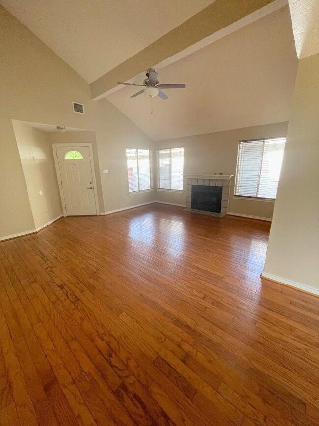 Foto del edificio - 16131 Golden Sands Dr