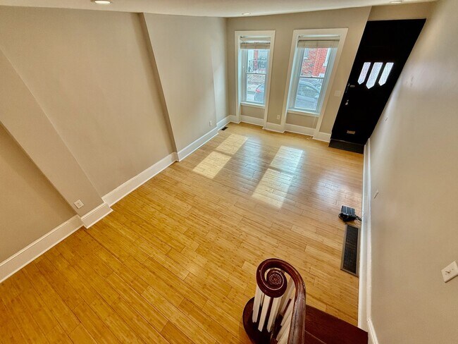 Foto del edificio - SPACIOUS & MODERN 3 BED/1.5 BA HOUSE w/ Central AC-Bamboo HARDWOOD Flooring-WASHER/DRYER & Rear P...
