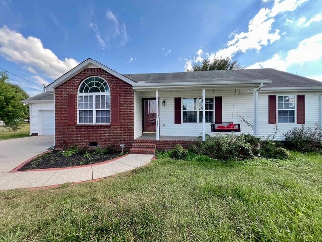 Building Photo - 3 Bed 2 Bath Home, Huge Fenced Backyard!