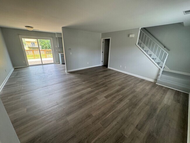 Foto del edificio - Renovated Townhouse with Fenced Yard