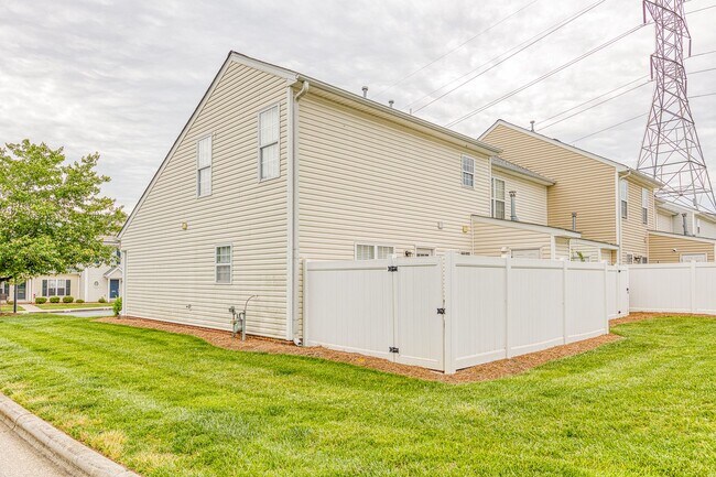 Foto del edificio - Beautiful 2-Story 3 bedroom and 2.5 townhouse in High Point, off Skeet Club Rd and Eastchester