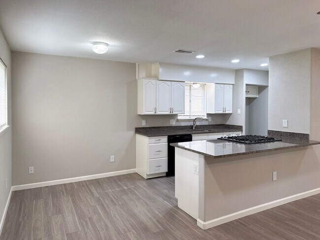 Foto del edificio - 3 Bedroom / 2 Bath / 2 Car Garage