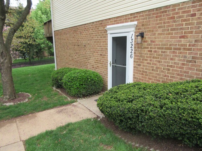 Foto del edificio - 2 bedroom 1 full bath condo with back patio