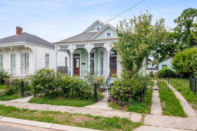 Building Photo - 2644 Lepage St