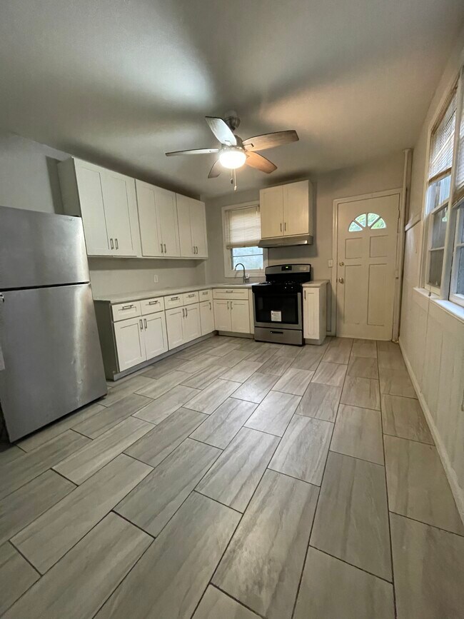 Building Photo - 45 Pearsall Ave