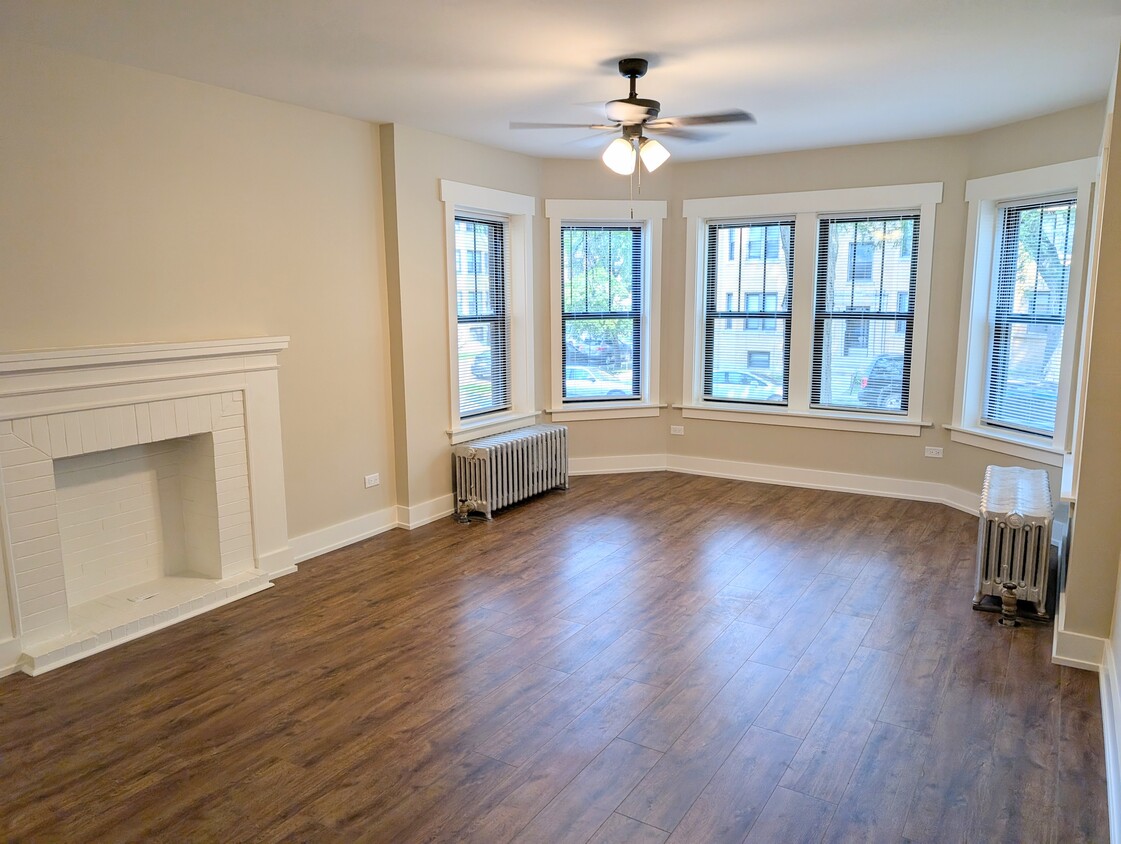 Foto principal - New two bedroom with great fixtures -Avail...