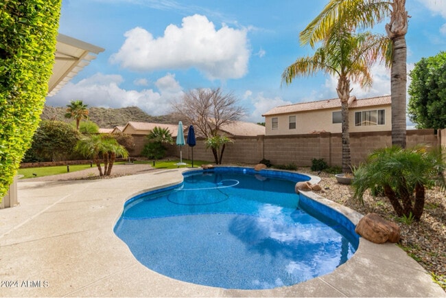 Building Photo - 1505 E Wahalla Ln