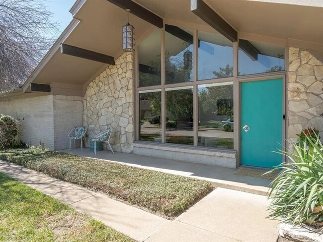 Building Photo - Spectacular Home in Holiday Heights Add!  ...