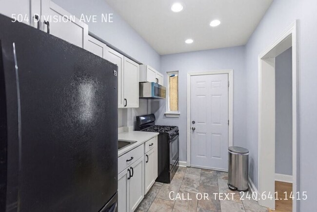 Building Photo - 504 Division Ave NE