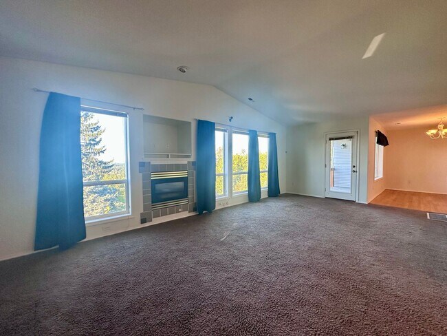 Foto del edificio - Charming Duplex 3 Bed 2 Bath w/ Double Car Garage and a Beautiful View in Portland!