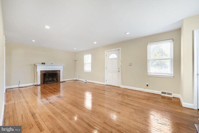 Building Photo - 6609 Fairdel Ave