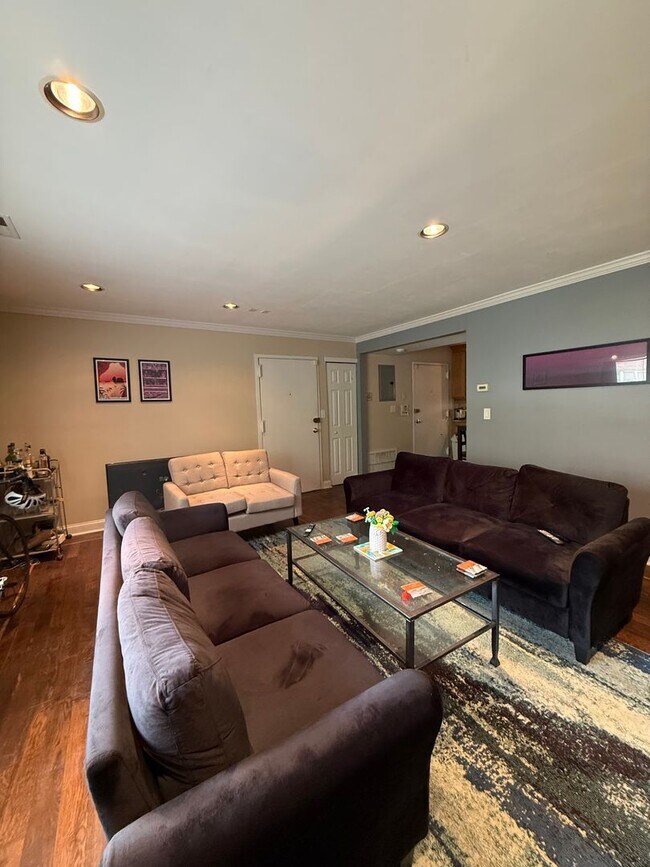 Foto del edificio - Spacious, Renovated Brighton / Oak Square area Condo with parking for September 1st - NO FEE