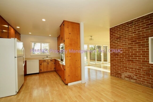 Foto del edificio - 525 Las Colindas Rd