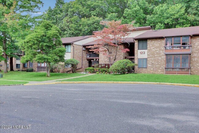 Building Photo - 123 Amberly Dr