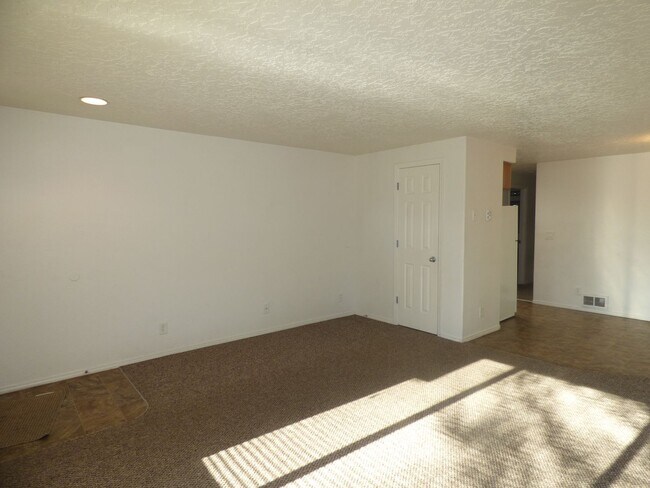 Building Photo - 4811-4813-4813 Cougar Ct SE