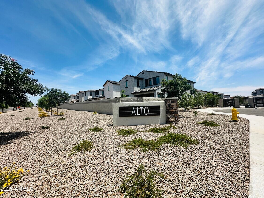 Foto principal - 7425 W Nicolet Ave