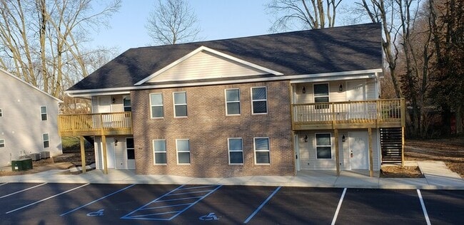 Foto del edificio - Settle in and cozy up in this comfortable lower-level two-bedroom apartment.