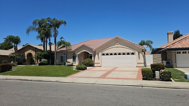 Foto del edificio - Beautiful Waterfront Home in Northwest Bakersfield