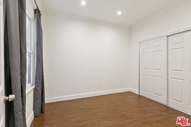 Foto del edificio - 7229 Willoughby Ave