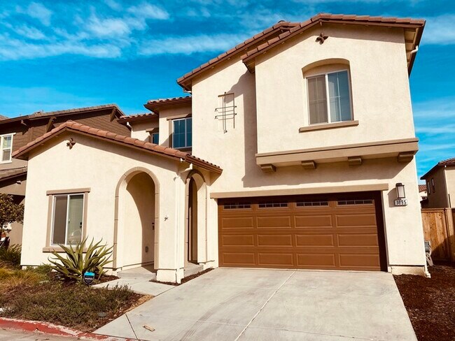 Building Photo - Beautiful 4 bedroom 3 bathroom home in a n...
