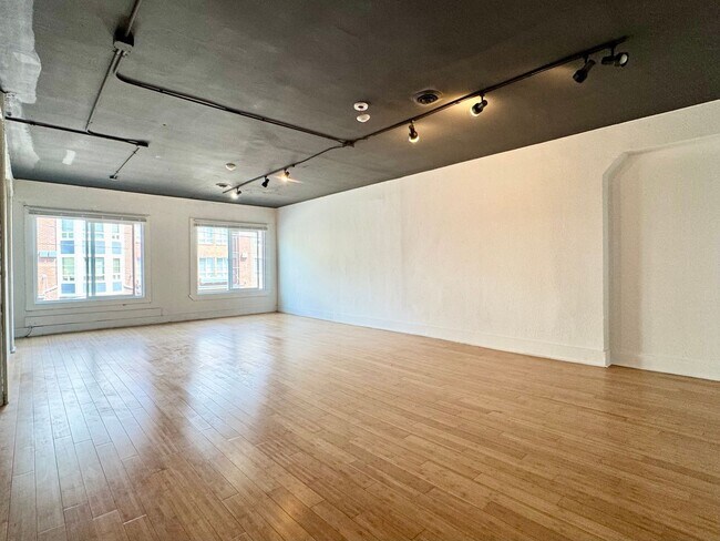 Building Photo - Queen Anne Loft Apartment