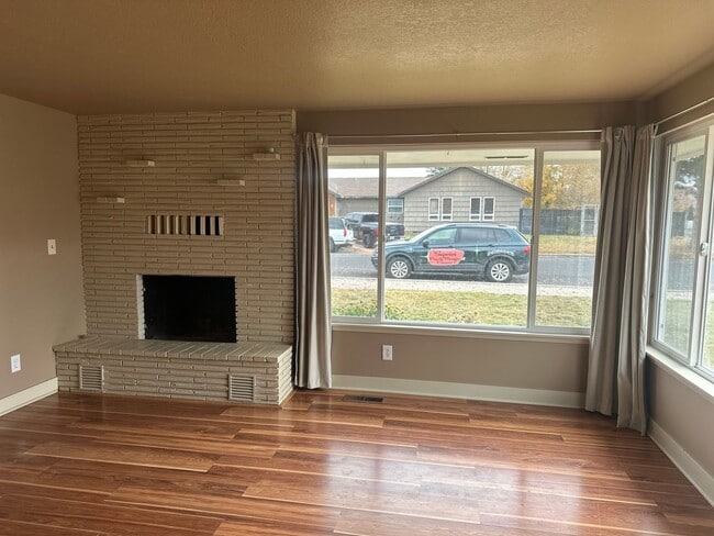 Building Photo - Vintage Character, Modern Finishes! Spacio...