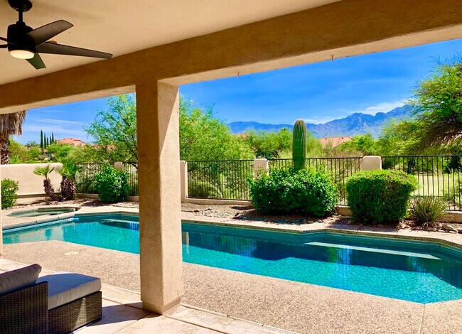 Gorgeous view from patio of pool, mountains & golf course - 10790 N La Quinta Dr