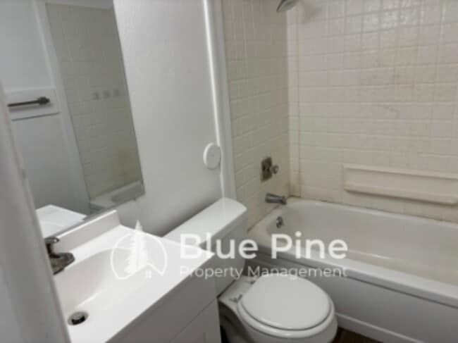 Building Photo - 411 Gladstone St