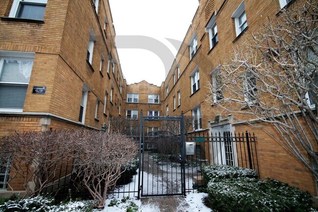 Building Photo - 634 W Roscoe St