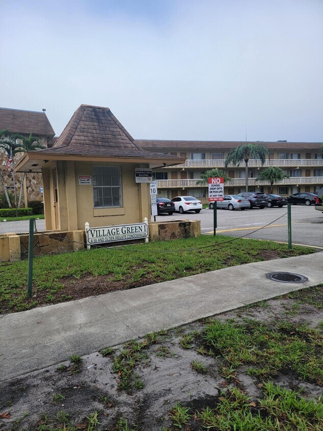 Foto principal - 500 Village Green Cir W