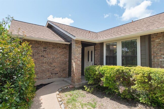 Building Photo - 1013 Ramble Creek Dr