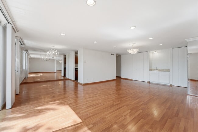 Building Photo - 100 S Doheny Dr
